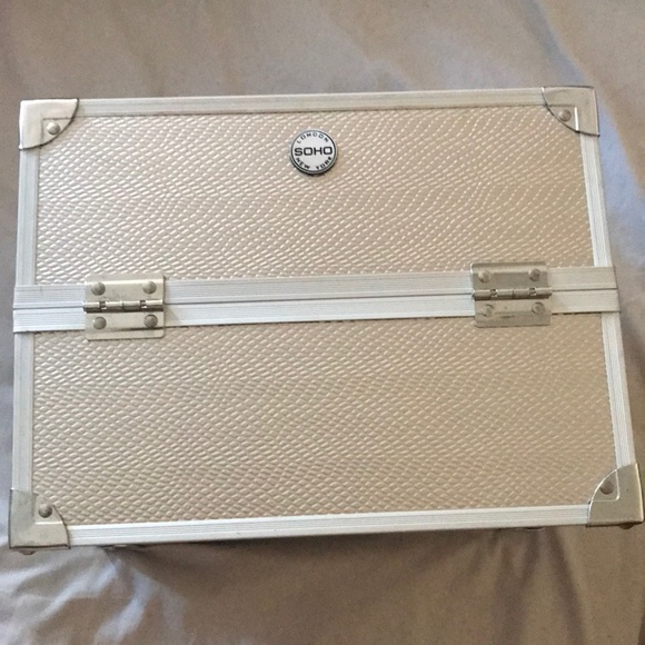 SOHO Beauty Other - Makeup train case